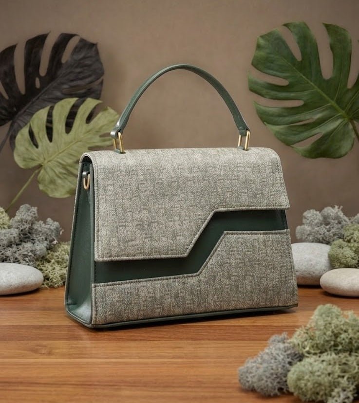 Elegant Textured Flap Handbag for Women | Stylish Shoulder Bag with Chic Design